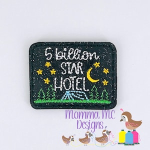 Peut inclure: Patch brodé noir et vert avec le texte "5 billion star hotel" et une lune croissante jaune. Il y a des étoiles jaunes et des arbres verts autour du texte.