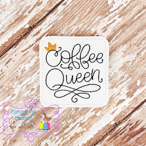 Peut inclure: Patch carré blanc avec une broderie noire qui dit "Coffee Queen" avec une couronne dorée au-dessus du texte.