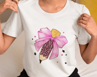 Coquette Teacher T-shirt: Leopardfärgad penna med rosa rosett