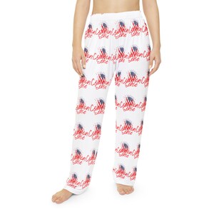 Könnte beinhalten: Weiße Schlafanzughose mit einem rot-weiß-blauen amerikanischen Flaggenmuster und dem Wort "Common Sense", das sich wiederholt.