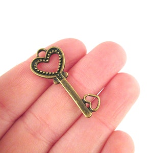 10 antique brass 32mm heart skeleton key pendants, bronze charms 32x14mm, D160