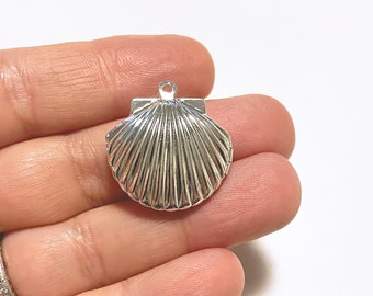 2 sterlingsilverpläterade snäckskalshängen med berlocker D176