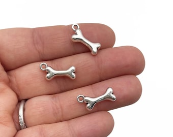 10 doppelseitige versilberte Hunde Knochen Anhänger, 18 mm Halloween Knochen Anhänger A365
