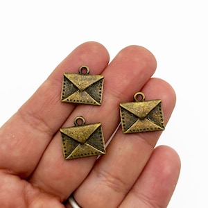 10 Antique Brass Envelope Letter Charms, Bonze Mail Pendants A243
