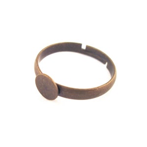 Five glue on 6mm round brass plated adjustable ring blanks, bronze glue on ring bases A373