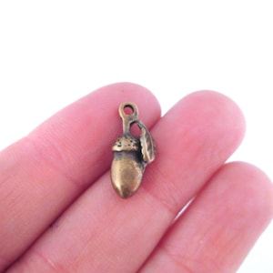 16 antique red copper plated acorn pendants, fall autumn charms D44