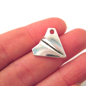 Dijes de avión de papel bañados en plata, 17 x 18 mm, C108