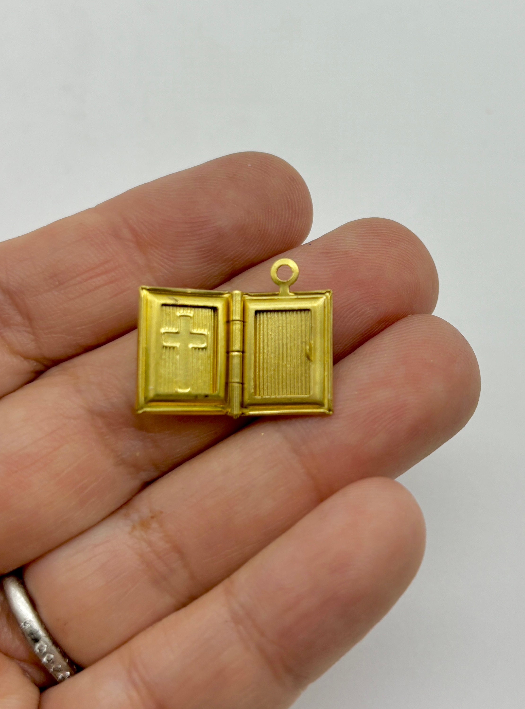 ミニ真鍮クロスブックロケットチャームペンダント4個、11 mm x 14 mm
