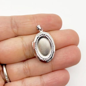 Dos colgantes ovalados decorativos de tono platino brillante, colgantes de recuerdo para manualidades D82