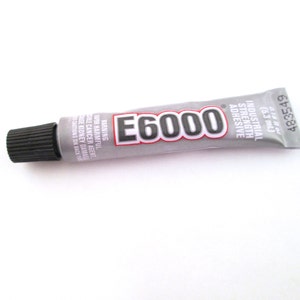 1 tube of E6000 craft glue mini size .018oz (5.32ml)