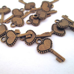 15 antique brass plated heart skeleton key charms, bronze pendants, 17x11mm, D152