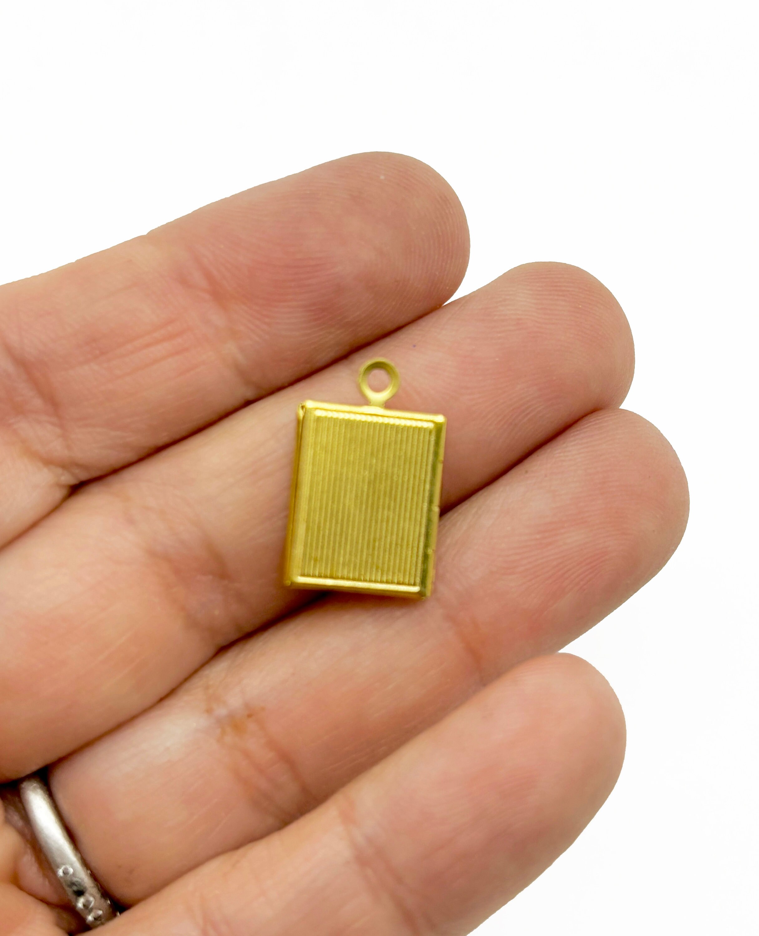 ミニ真鍮クロスブックロケットチャームペンダント4個、11 mm x 14 mm