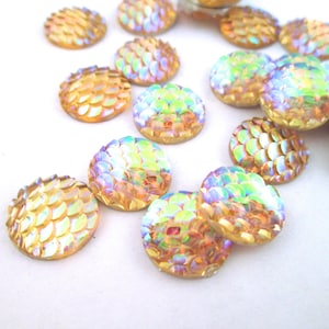 Zehn 10 mm runde, flache Rückseite, Harz, gelb irisierende Fischskala-Cabochons, flacher Kleber auf Acrylplastik-Meerjungfrau-Kabinen, h416