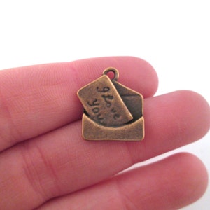 10 pingentes antigos de envelope de cobre vermelho com carta e bilhete de "eu te amo" dentro, C108