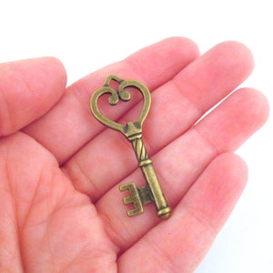 6 antique brass 47mm skeleton key pendants, bronze alice in wonderland charms, D147