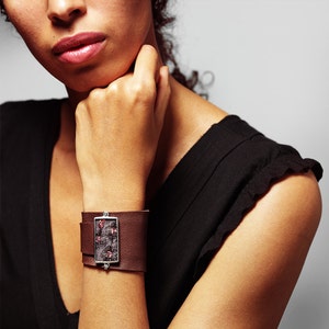 Zacht leer Wrap rond chocolade bruin manchet met Sparkly Sequin Sari zijde Shi medaillon
