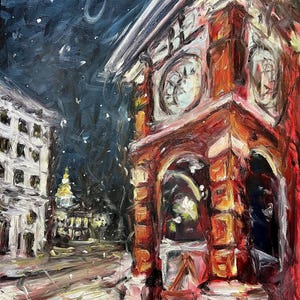 Pode incluir: Uma pintura impressionista de uma cena noturna da cidade. Uma torre do relógio com três mostradores é iluminada por postes de luz. O céu é azul escuro com uma lua crescente e neve caindo. Os edifícios alinham a rua.