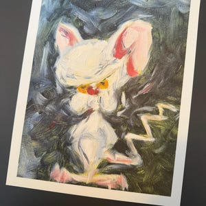 Op de afbeelding: Een olieverfschilderij van een witte muis met grote roze oren en een gele kraag met rode accenten. De muis staat tegen een donkergroene en blauwe achtergrond met zichtbare penseelstreken. Een witte bliksem is rechts.