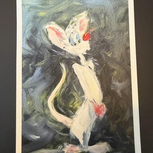 Op de afbeelding: Origineel schilderij van een witte muis met roze oren en een rode neus. De muis is geschilderd in een grillige stijl tegen een donkere, getextureerde achtergrond. Het kunstwerk staat op een witte rechthoekige kaart.