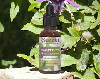 Peut inclure: Une bouteille en verre brun avec un compte-gouttes, étiquetée "Succus Passionflower Herbal Supplement Relaxation Support Nature's Pharmacy 1 oz (30 mL)". La bouteille est posée sur un rocher avec une fleur violette en arrière-plan.