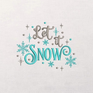 Peut inclure: Broderie sur tissu blanc avec les mots "Let it Snow" en gris et turquoise. Le motif comprend des flocons de neige et des éclats d'étoiles, créant un thème hivernal.