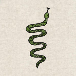 Puede incluir: Diseño de serpiente verde bordada sobre tela beige claro. La serpiente se representa en una forma estilizada y curvada con un patrón triangular en su cuerpo. La cabeza de la serpiente es verde con una lengua bífida negra.