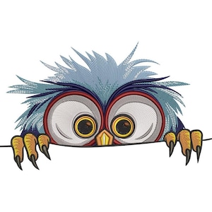 Op de afbeelding: Geborduurd uilontwerp met grote, expressieve ogen, een blauw-witte gevederde kop en gele klauwen. De uil kijkt over een horizontale lijn, wat een speels beeld creëert. Geschikt voor diverse knutselprojecten.