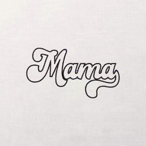 Puede incluir: Un fondo blanco con la palabra "Mama" bordada en escritura cursiva negra. La palabra tiene un estilo retro y fluido, con un ligero efecto de sombra, y está centrada en el marco.