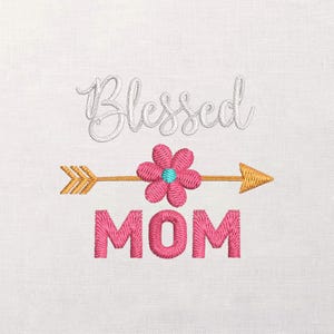 ママへの花と矢の刺繍デザイン、スクリプトワードアート、花柄ステッチパターン、母の日用ミシンファイル、アパレルモチーフ、即時ダウンロード