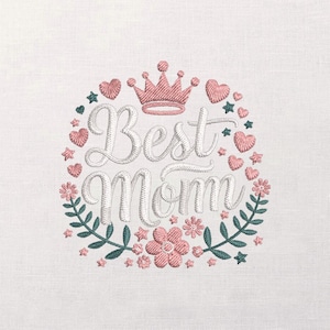 Puede incluir: Diseño bordado con las palabras "Best Mom" en escritura blanca, rodeado por una corona de corazones rosas, flores y una corona. El diseño está sobre un fondo de tela blanca.