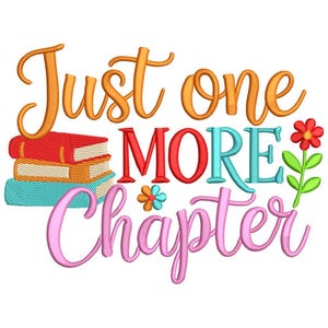 Könnte beinhalten: Ein farbenfrohes Grafikdesign mit dem Schriftzug "Just one MORE Chapter" in Orange, Rot, Blau und Rosa. Das Design zeigt gestapelte Bücher und florale Elemente, ideal für Leseratten.