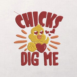 Puede incluir: Diseño bordado con un pollito amarillo con ojos en forma de corazón y un corazón rojo. El texto "CHICKS DIG ME" está bordado en rojo. El diseño incluye acentos naranjas y rojos, todo sobre un fondo de tela blanca.