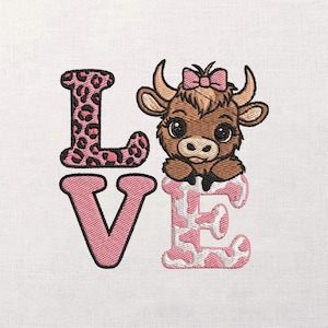 Puede incluir: Diseño bordado con la palabra "LOVE" y una vaca de dibujos animados. La letra "L" tiene un estampado de leopardo rosa, la "V" es rosa liso y la "E" tiene un estampado de vaca rosa y blanco. La vaca tiene un lazo rosa.