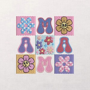 Könnte beinhalten: Gestickte Quadrate mit Blumen- und Buchstabenmotiven. Die Quadrate weisen eine Vielzahl von Farben auf, darunter Rosa, Blau, Gelb und Lila. Die Buchstaben "M" und "A" sind in einer Retro-Schriftart gehalten. Die Blumen haben lächelnde Gesichter.