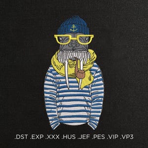 Puede incluir: Diseño bordado de una morsa con gorro de marinero azul con ancla, gafas amarillas y bufanda amarilla. La morsa fuma en pipa y lleva una camisa a rayas azules y blancas. El fondo es negro.