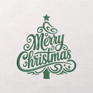 Puede incluir: Diseño de árbol de Navidad bordado en verde con las palabras "Merry Christmas" en una escritura decorativa. El árbol está coronado con una estrella y sobre un fondo blanco.