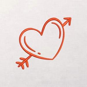 Puede incluir: Un diseño bordado que presenta un corazón atravesado por una flecha. El corazón y la flecha son de color naranja vibrante, sobre un fondo de tela blanca. El diseño es una representación simple pero elegante del amor.