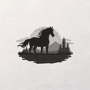 Könnte beinhalten: Gestickte schwarze Silhouette eines Pferdes, das in einem Feld steht, mit einer Bergkette und Bäumen im Hintergrund. Eine sonnenähnliche Form befindet sich hinter dem Pferd. Das Design befindet sich auf einem weißen Stoff.