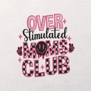Op de afbeelding: Geborduurd ontwerp met de woorden "OVER Stimulated MOMS CLUB" in roze en zwart. Het ontwerp bevat een smiley en vredestekens. De achtergrond is wit.
