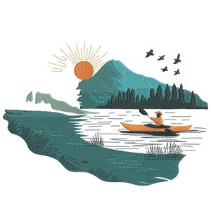 Pode incluir: Design bordado de um caiaquista num lago com montanhas, sol e pássaros. O caiaque é laranja e as montanhas são verde-azulado. O sol é laranja com raios dourados. O design está em fundo branco.