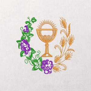 Op de afbeelding: Geborduurd ontwerp met een gouden kelk met een stralende zonnestraal, omringd door een krans van groene wijnranken, paarse druiven en gouden tarwe. Het ontwerp is gecentreerd op een witte stoffen achtergrond.