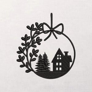 Può includere: Ricamo nero di una scena invernale all'interno di una cornice circolare. Il disegno include una casa, due pini e un ramo con foglie. Un fiocco è in cima al cerchio, su sfondo bianco.