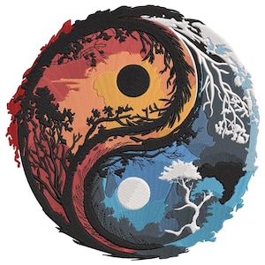 Op de afbeelding: Geborduurd Yin en Yang ontwerp, verdeeld in twee helften. De ene helft toont een zonsondergang met bomen, de andere een maanverlichte scène. Het ontwerp maakt gebruik van rode, oranje, blauwe en witte draden.