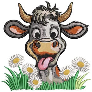 Peut inclure: Une vache de dessin animé avec un visage souriant, tirant la langue rose. La vache a des marques grises et oranges, des cornes brunes et est entourée d'herbe verte et de marguerites blanches.