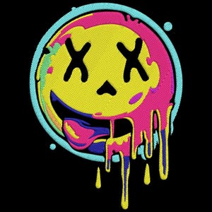 Puede incluir: Parche bordado con una carita sonriente estilizada con ojos en forma de X y un diseño goteante. La cara es amarilla con acentos goteantes rosas, azules y amarillos, delineada en azul claro, sobre un fondo negro.