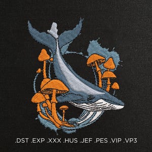 Op de afbeelding: Geborduurd ontwerp van een blauwe walvis omringd door oranje paddenstoelen op een zwarte achtergrond. De walvis is gedetailleerd met tinten blauw en wit, en de paddenstoelen hebben oranje hoeden en bruine stelen. Tekst staat onderaan.