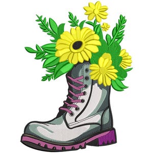 Puede incluir: Un diseño bordado que presenta una bota gris y blanca llena de flores amarillas y hojas verdes. La bota tiene cordones rosas y una suela morada, creando un vibrante arreglo floral.
