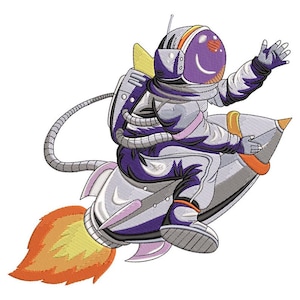 Puede incluir: Un parche bordado que representa a un astronauta con un traje espacial morado y plateado montado en un cohete. El cohete tiene llamas naranjas y el astronauta está saludando. El diseño es detallado con varios colores y texturas.