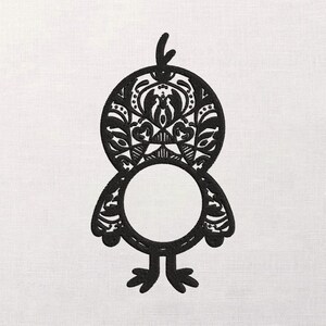 Puede incluir: Diseño de pájaro negro estilizado con intrincados patrones florales. El pájaro tiene una cabeza redonda, un cuerpo circular y pies pequeños. El diseño está sobre un fondo blanco.