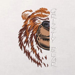 Könnte beinhalten: Gesticktes Design eines Grizzlybärgesichts mit Braun- und Orangetönen. Das Fell des Bären ist mit strukturierten Stichen detailliert. Der Text "GRIZZLY BEAR" ist vertikal auf der rechten Seite in einer weißen, stilisierten Schrift ausgerichtet.
